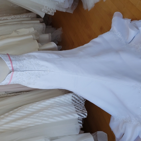 Beautiful bright white wedding dress with unique hem line - Picture 5 of 5